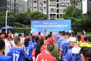 这是真爱❤！中国一对广州球迷身穿比尔球衣领证！